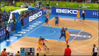 À la 1/2 finale 2013 de basket du championnat d’Europe quel était le score de l'équipe française à la mi-temps contre l'Espagne (score final en bas à gauche de l'image) ?