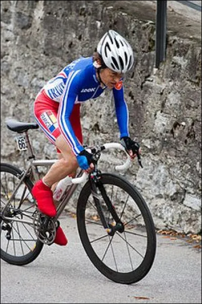 Avec 59 titres nationaux, 13 titres de championne du monde et un titre olympique quelle est cette championne française à la carrière d'une durée exceptionnelle ?