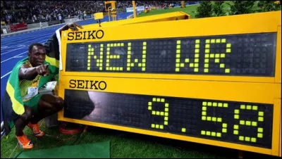 Quel est athlète spécialiste du 100 m qui en 2009 à Berlin jubile sur son record mondial ?