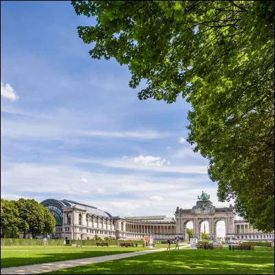 Le parc du Cinquantenaire se situe à Bruxelles.