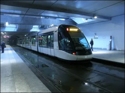 Ce tramway circule à Strasbourg.