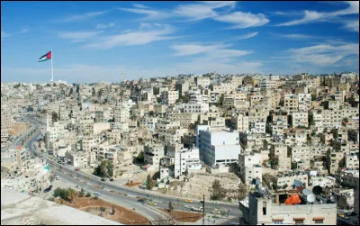 Quelle est cette ville, capitale de la Jordanie, centre administratif et économique du pays ?