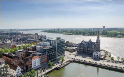 Quelle est cette ville belge, centre financier international, plus importante bourse aux diamants du monde, deuxième port commercial d'Europe ?