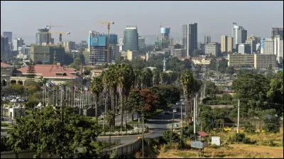 Quelle est cette ville, capitale de l'Éthiopie, siège de l'Union africaine, située sur un plateau dont l'altitude varie de 2 300 à 2 600 mètres ?