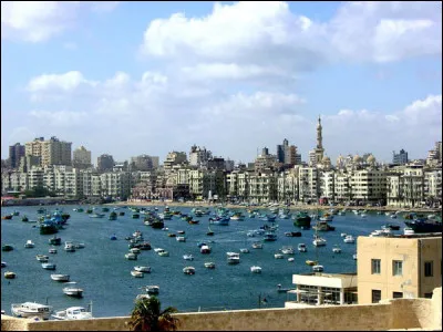 Quelle est cette ville égyptienne fondée en 331 avant J.-C., célèbre pour ses ruines romaines, sa station balnéaire et son port, le seul vrai d'Égypte ?