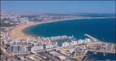 Quelle est cette ville marocaine ravagée par un tremblement de terre en 1960, entièrement reconstruite et qui est devenue la plus grande station balnéaire du Maroc ?