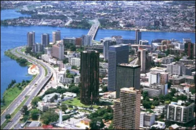 Quelle est cette ville, la plus peuplée de la Côte d'Ivoire qui en 1983 perd son statut de capitale mais reste le plus important centre politique et économique du pays ?