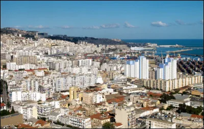 Quelle est cette ville, capitale de l'Algérie fondée au IVe siècle avant J.-C., centre politique et économique du pays ?