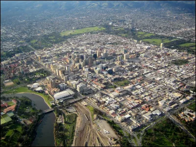 Quelle est cette ville, capitale de l'État d'Australie-Méridionale, centre économique et politique, célèbre pour ses vins et son festival ?