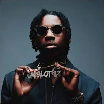 Lequel de ces hommes connait un succès avec son titre "Rapstar" ?