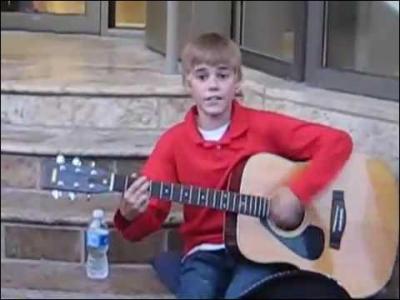 A quel ge Justin Bieber a-t-il commenc  chanter ?