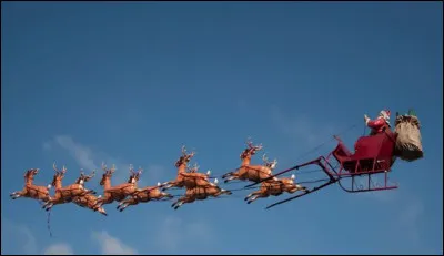 Par quoi est tiré le traîneau du père Noël ?