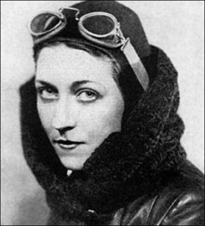 Elle a rejoint l'organisation britannique "ATA" (Air Transport Auxiliary), pour laquelle elle convoie des avions neufs depuis leur usine d'assemblage jusqu'aux bases de combats de la "RAF" (Royal Air Force) ; suite à une panne de carburant, elle se noie dans la Tamise. 
Qui est-elle ?