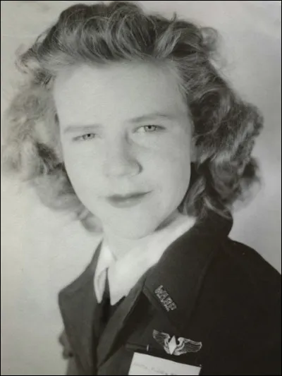 Flora Belle Smith (1924-2014) a fait croire à sa hiérarchie qu'elle avait (...) ans afin de pouvoir piloter chez les 'WASP'.
Quel âge avait-elle ?