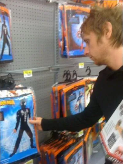 Pourquoi Dom prend t- il le costume de piderman ?