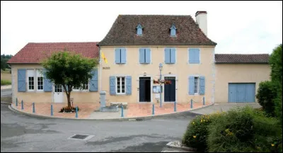 Ce village de ... (405 hab.) comportait au Moyen-Âge ...