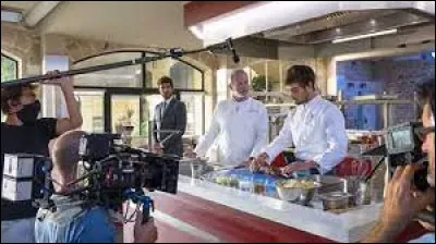 Dans lequel de ces feuilletons voit-on des étudiants bosser dans les cuisines professionnelles de leur institut ?