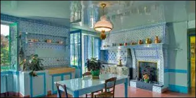 Dans quelle maison d'un célèbre artiste peut-on admirer cette cuisine ancienne ?