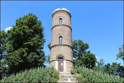 La tour des Minimes, du haut de laquelle siffle ...