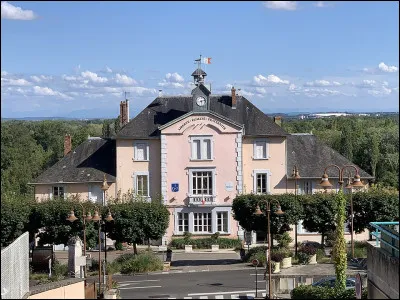 Une mairie presque "imp&eacute;riale" pour un village au nom ne l'est gu&egrave;re moins !