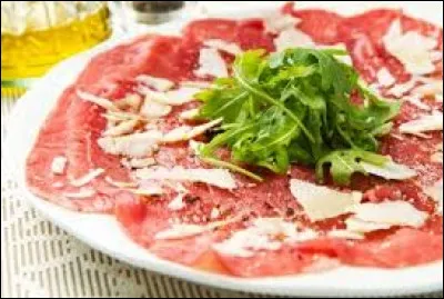 Le carpaccio est une préparation culinaire à base de viande de buf crue, coupée en tranches très fines.