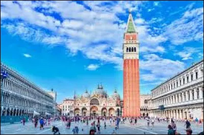 Dans quelle ville italienne trouve-t-on la place Saint-Marc ?