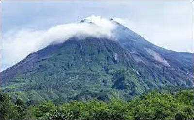 Où se situe le volcan Merapi ?