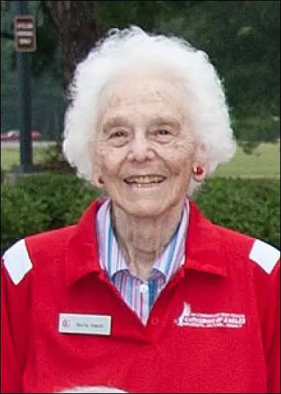 Gloria Heath (07/05/1922-16/12/2017) elle pilote un avion pour la première fois à l'âge de 4 ans avec son frère aîné. Faisant partie du Smith Collège Flying Club, elle persuade les 15 autres membres du" SCFC "d'acheter un avion pour 100$ chacun. Pilote des "WASP" pendant le conflit, elle ne pilote que des B26. Que devient-elle après la guerre ?