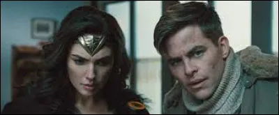 Mythe ou réalité ? Diana Rockwell, née à Omaha (Nebraska), s'est mariée le 08/11/1940 avec le lieutenant Trevor, ils ont eu un fils prénommé Steve, né une semaine après Pearl Harbor.Préférant piloter un jet "Sabre" plutôt que fêter le 7e anniversaire de Steve, elle s'écrase en Méditerranée. Des néréides ont créé le costume de Wonder Woman avec son uniforme.