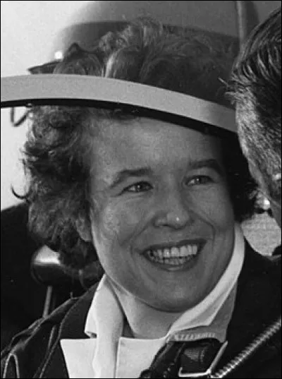 Dora Dougherty Stroter (membre des WASP) (27/11/1921-19/11/2013) pilote du B-29 Superfortress, elle est aussi une whirly-girl ? Qu'est-ce qu'une whirly girl ?