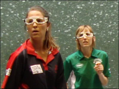 Les lunettes de protection ne sont pas obligatoires.