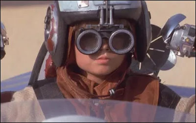 À bord de quel engin Anakin Skywalker remporte-t-il la course de modules de l'an 32 ?