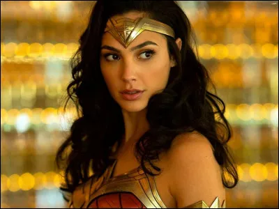 Quels motifs décorent le mini-short de Wonder Woman ?