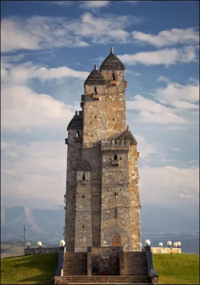 Cette république autonome de Russie, de 3 628 km² et 470 000 habitants, est située sur les pentes nord du Caucase, entre l'Ossétie et la Tchetchénie ; sa petite capitale est Magas.