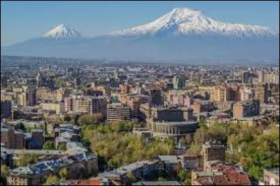 Cette ville de 1 million d'habitants est la plus grande des villes d'Arménie et sa capitale depuis 1918 :
