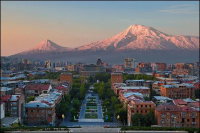 Ce petit Etat, de 29 743 km² et 3 millions d'habitants, indépendant depuis 1991 et héritier d'une longue histoire, est très montagneux et sans accès à la mer.