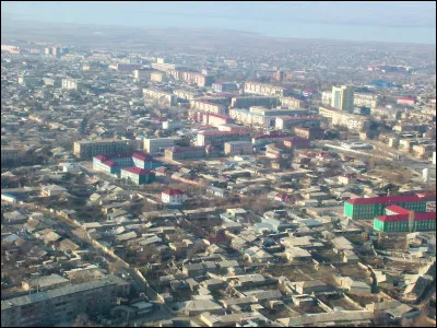 Ce territoire, de 5 500 km² et d'une population de 400 000 habitants, constitue une république autonome qui appartient à l'Azerbaïdjan mais est séparée du reste du pays, enclavée entre l'Iran et l'Arménie. C'est une région aride et montagneuse, située entre la rivière Araxe qui marque la frontière avec l'Iran et les montagnes du Zanguezour.