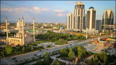 Cette petite république autonome de Russie, de 15 000 km² et 1,5 million d'habitants, est située sur le versant nord du Caucase ; elle a été indépendante en 1996 puis à nouveau sous contrôle russe, après une seconde guerre en 1999/2000.