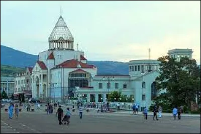 Ce territoire de Transcaucasie, peuplé d'Arméniens et enclavé dans l'Azerbaïdjan, est une république autoproclamée non reconnue. En 2020, sa population était de 140 000 habitants pour une superficie de 11 430 km². Sa capitale et plus grande ville est Stepanakert.