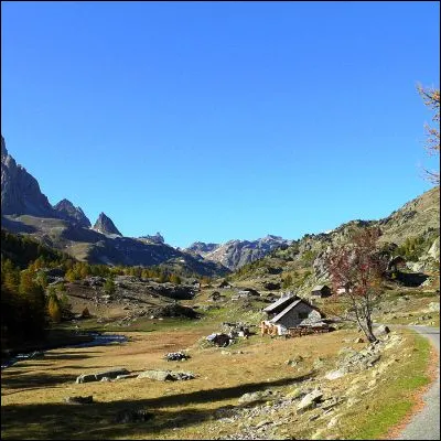 Quel acteur, révélé par le film "Capitaine Conan", incarne le policier Alex Hugo à la télévision ?