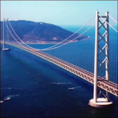 Quel pont suspendu inauguré en 1937 enjambe une baie du Pacifique ?