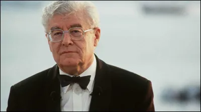 L'arme d'hast, en usage du XIIIe au XVe siècle, qui se terminait par une massue ferrée et surmontée d'une longue pointe avait pour nom...