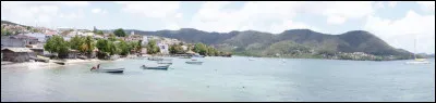 Très étonnant, tout de même, que dans ce pays du rhum on puisse appeler une plage "..." !