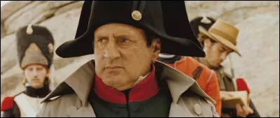 Napoléon (et moi) (N (Io e Napoleone)) ? film réalisé par Paolo Virzì, sorti en 2006, se déroule à l'île d'Elbe. Quel acteur est Napoléon à la fin de sa vie ?