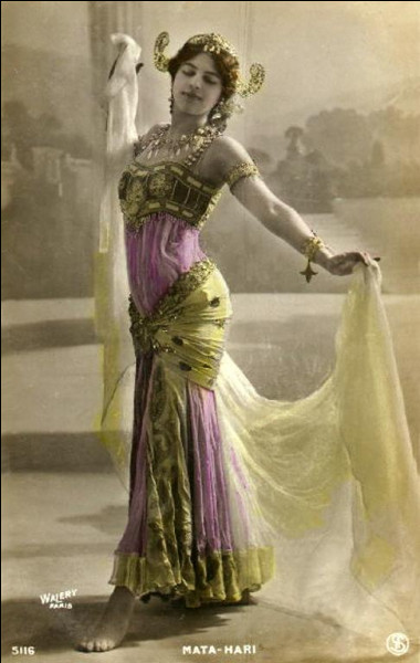 En 1916, la danseuse Mata Hari rencontre Georges Ladoux, chef des services du contre-espionnage français. Elle se déplace beaucoup, parle plusieurs langues étrangères et a des relations importantes au niveau international, aussi lui propose-t-il de travailler au service de la France, ce qu'elle accepte contre rémunération. Comment se termina sa carrière d'espionne ?