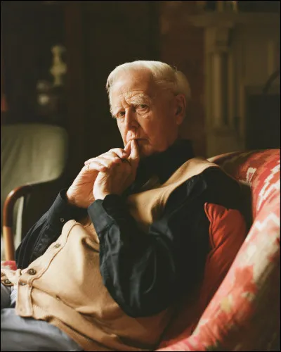 Quel est le nom de cet écrivain de romans d'espionnage à qui l'on doit "L'Héritage des espions", sorti en 2018 ?