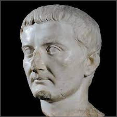 Il succède à Auguste et devient le deuxième empereur, de 14 à 37 après J-C :