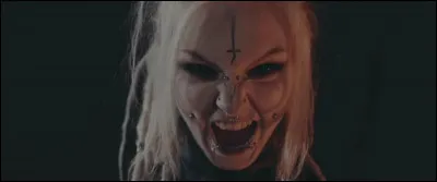 Complétez : 
"The holy fist of..."