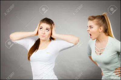 Deux copines commencent à s'accrocher pendant la récréation :