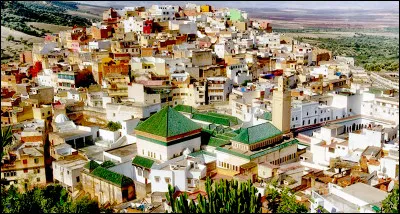 Quelle est cette cité marocaine, chef-lieu de la région homonyme, pôle agricole national, une des quatre villes impériales du Maroc ?